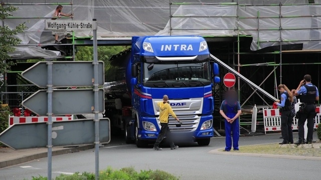 Schon wieder: Lkw bleibt unter Brücke stecken