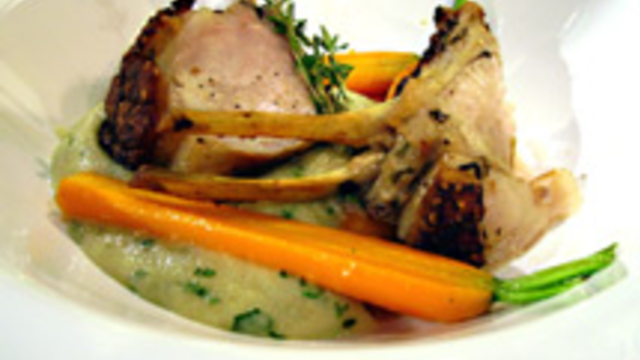 Rücken vom Jungschwein auf cremiger Kräuterpolenta und jungen Karotten