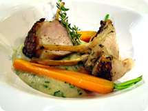 Rücken vom Jungschwein auf cremiger Kräuterpolenta und jungen Karotten