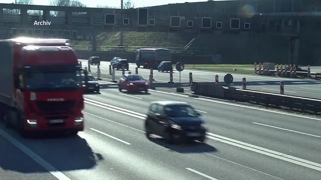 A7 Bei Waltershof Stau Nach Unfall Mit Metallstangen Drei