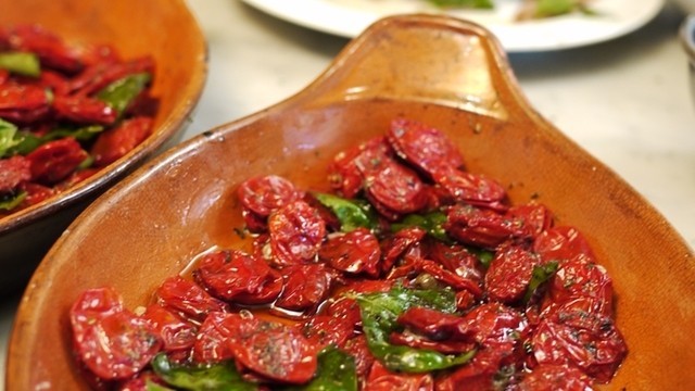 Sonnengetrocknete Tomaten mit Anchovies und Kapern