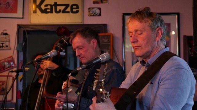 Seven Years spielen beim Konzert in der Kneipe