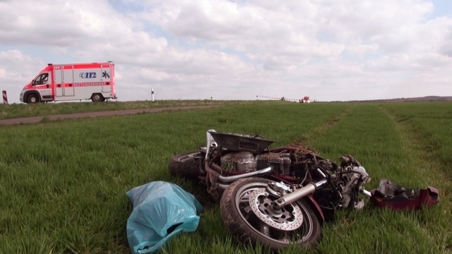 Motorräder prallen ineinander: zwei Schwerverletzte