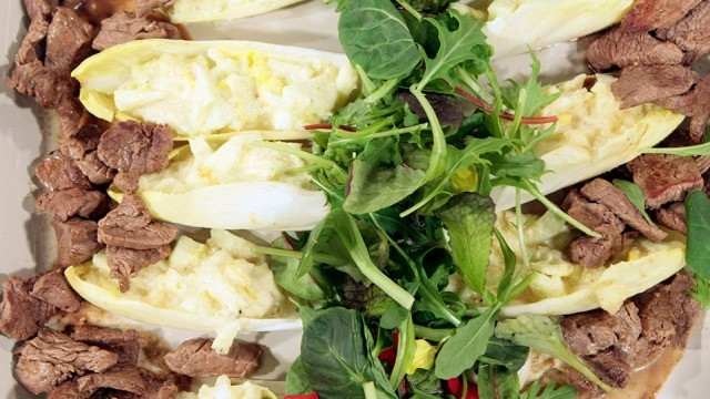 Chicoree-Salat mit Rinderfiletstreifen