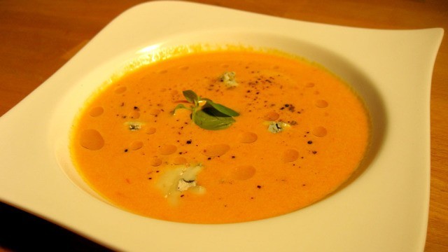 Gorgonzola Suppe mit rotem Pfeffer