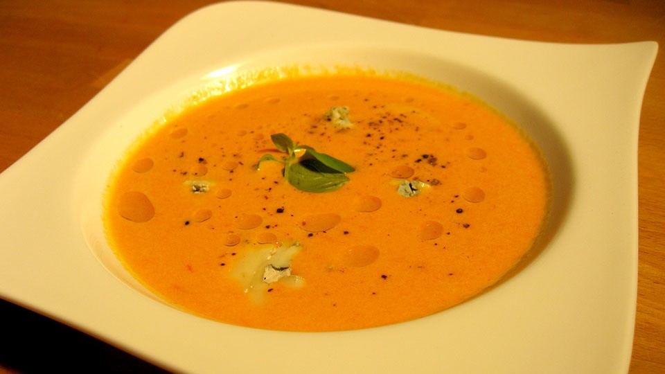 Gorgonzola Suppe mit rotem Pfeffer