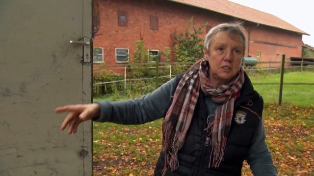 Eine Frau kämpft um ihr Dorf