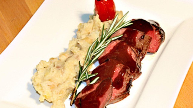 Rehfilet mit Schokoladenrosmarin-Sauce, geschmolzenen Tomaten und Kartoffel-Maronen-Püree