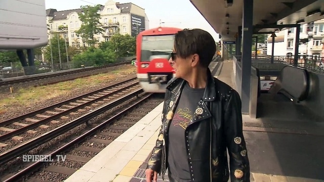 Auf die Gleise geschubst