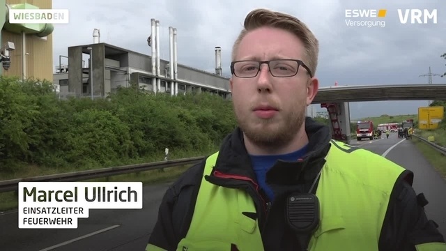B40: Lkw bleibt an Brücke hängen