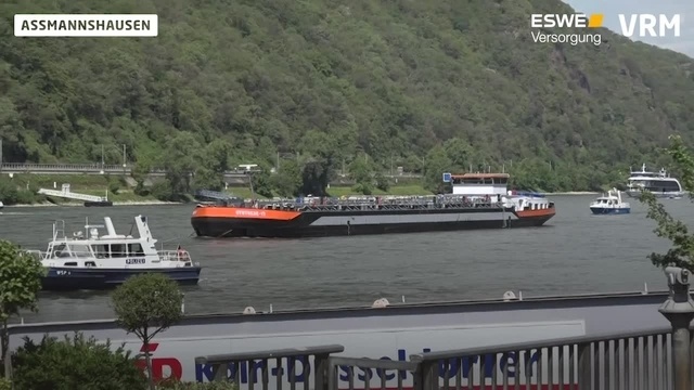 Tankschiff auf dem Rhein in Brand geraten