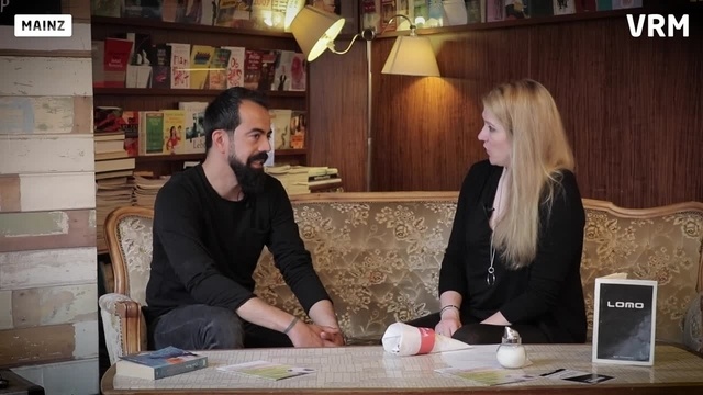 Wortpiratin rot-weiß: Mara Pfeiffer trifft Özgür Ivecen