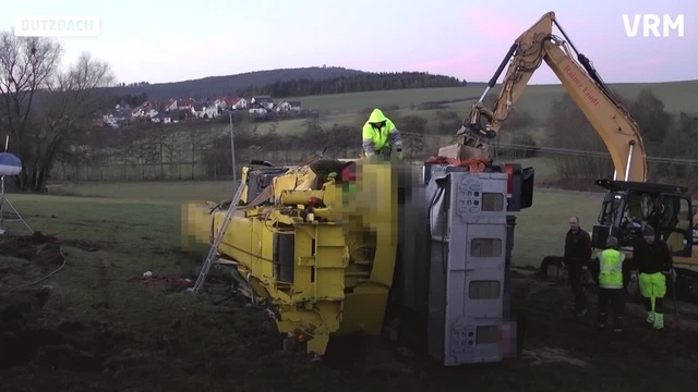 60-Tonner landet im Graben