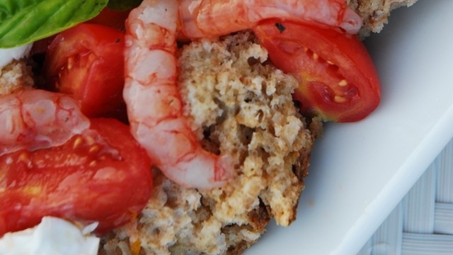 Brotsalat mit Gemüse und Meeresfrüchten