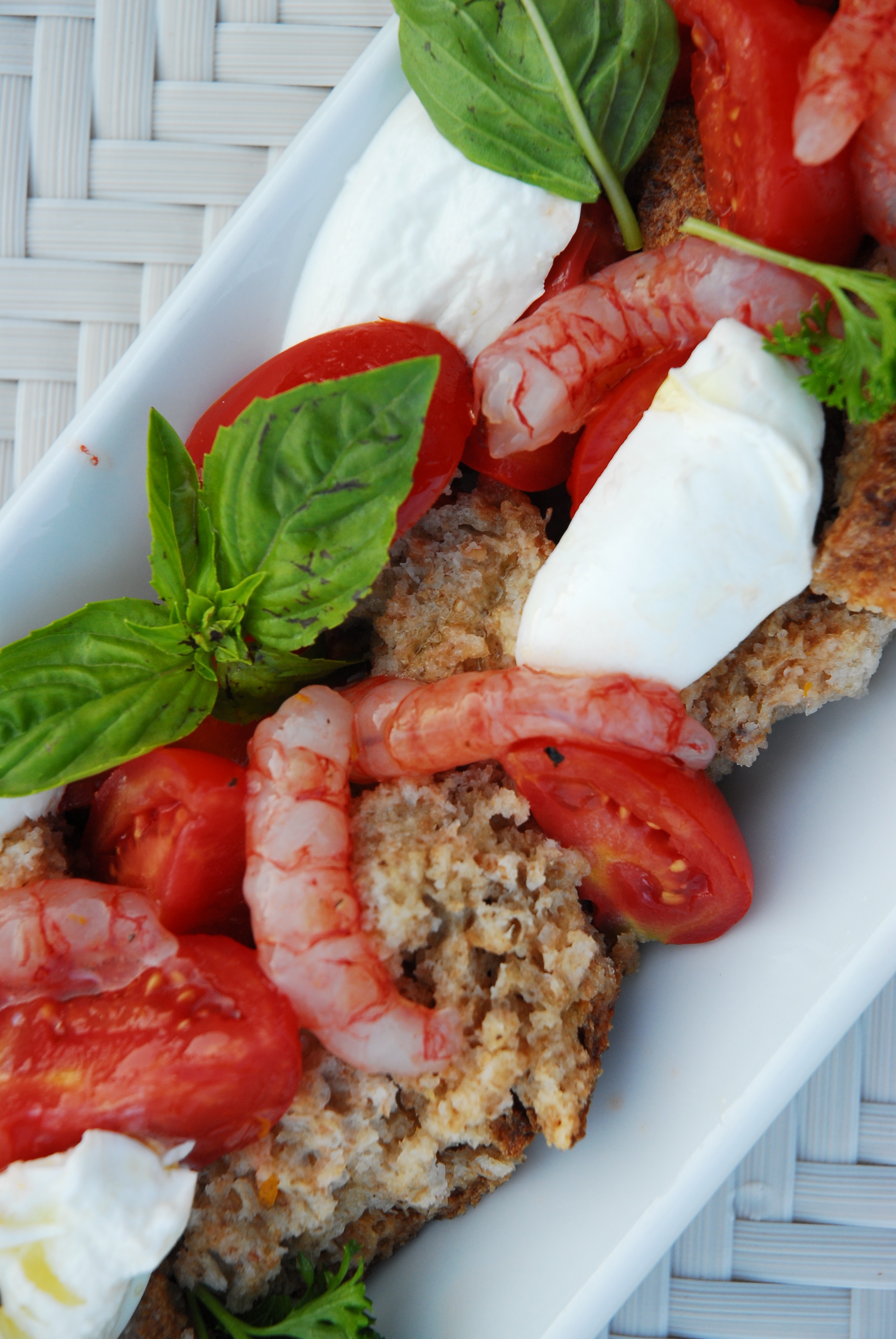 Brotsalat mit Gemüse und Meeresfrüchten