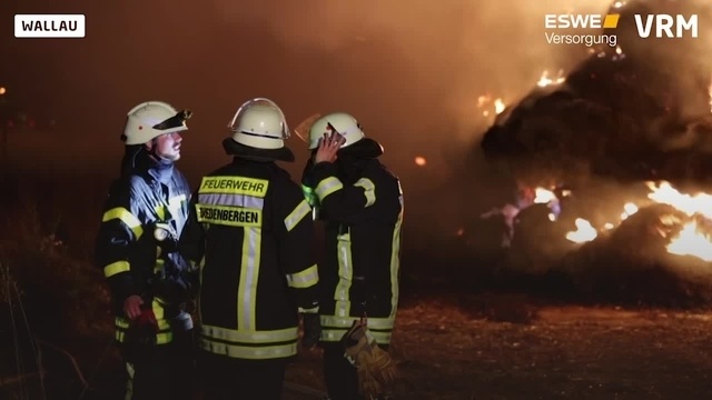 1000 Strohballen gehen in Flammen auf