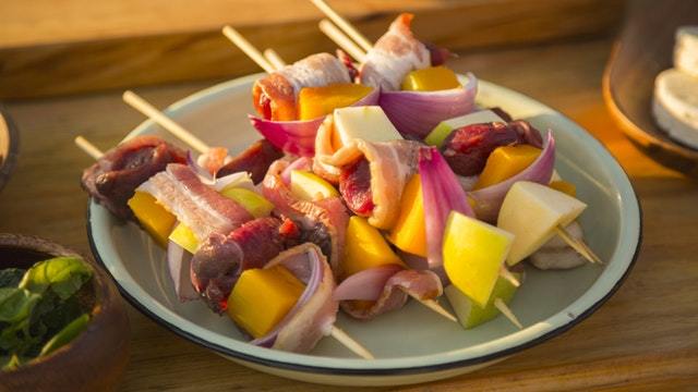 Wildspieße mit roten Zwiebeln, Kürbis und Apfel