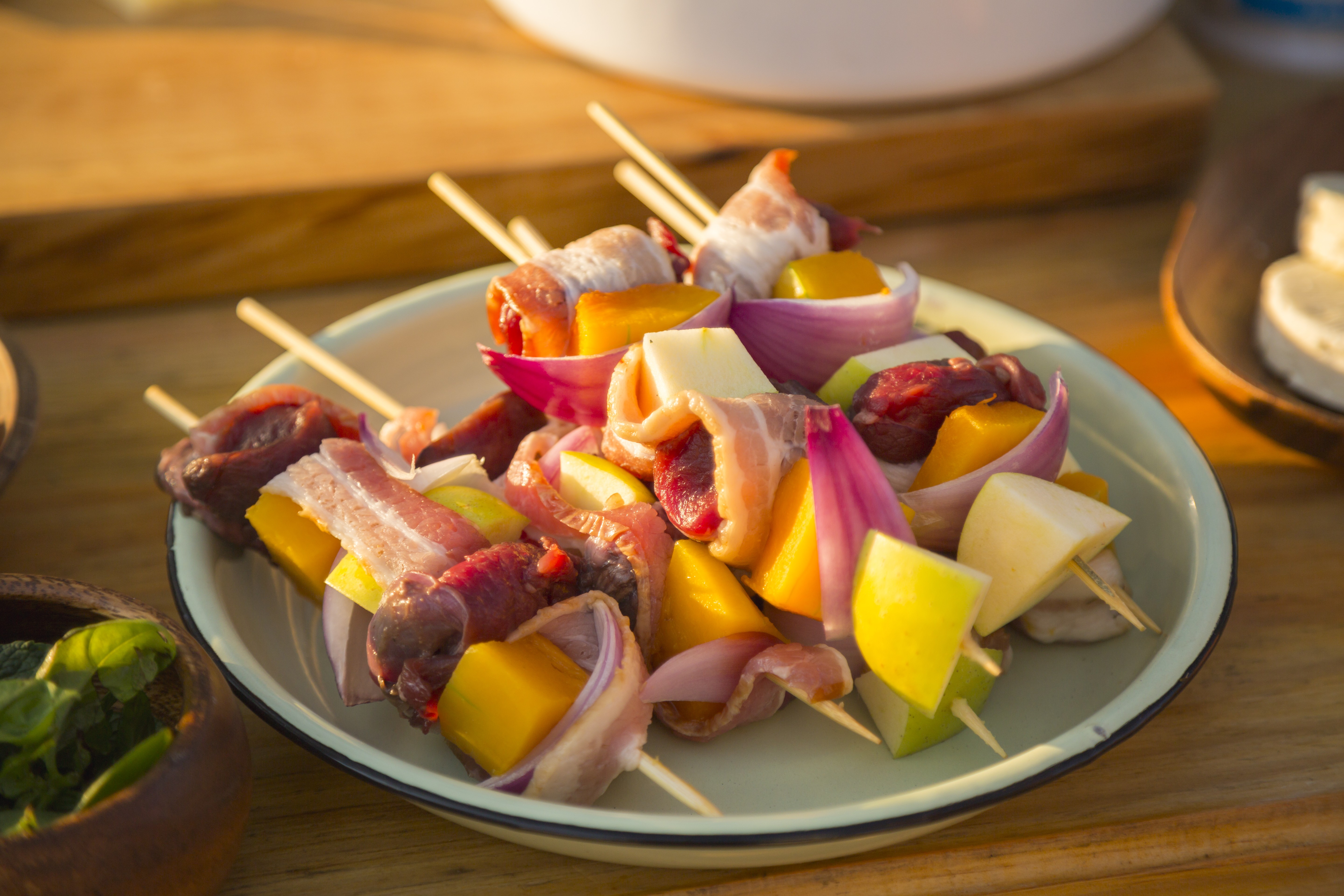 Wildspieße mit roten Zwiebeln, Kürbis und Apfel