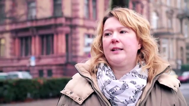 Wortpiratin rot-weiß: Mara Pfeiffer trifft Historikerin Petra Tabarelli