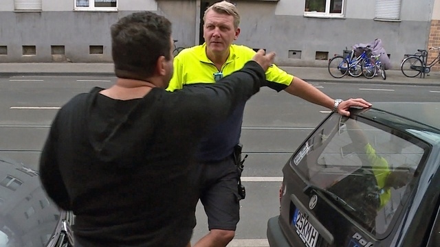 Doppelt abkassiert! Schuldeneintreiber trifft Fahrrad-Cop