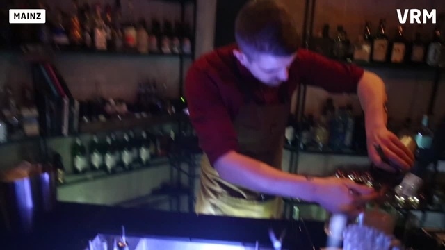Barkeeper Dominik beim Einfüllen eines Drinks