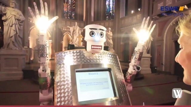 Selbstversuch mit Segensroboter in der Wiesbadener Marktkirche