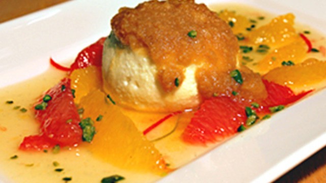 Topfen-Schokoladenknödel mit Spekulatiusbröseln auf Ragout von Zitrusfrüchten
