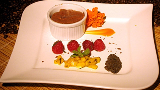 Kaffeekaviar mit Olivenöl-Mangosalat und Schokoladensoufflé