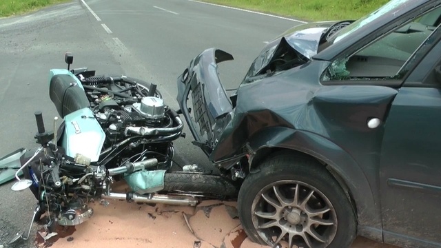 Motorradfahrer nach Zusammenstoß schwer verletzt