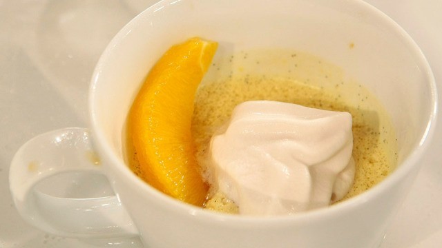 Orangen-Clafoutis mit Cassis-Sahne