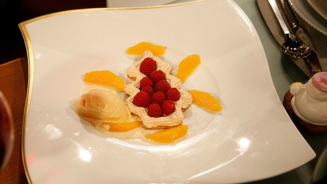 Karamellcreme auf Spekulatiusbiskuit mit Orangensorbet