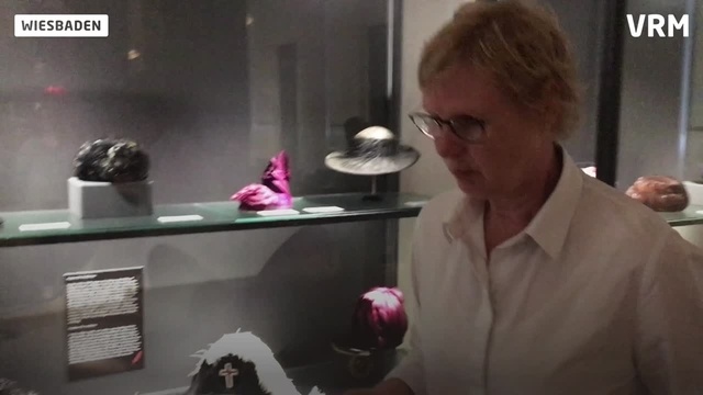 Wiesbaden: Ausstellung „Mit fremden Federn“