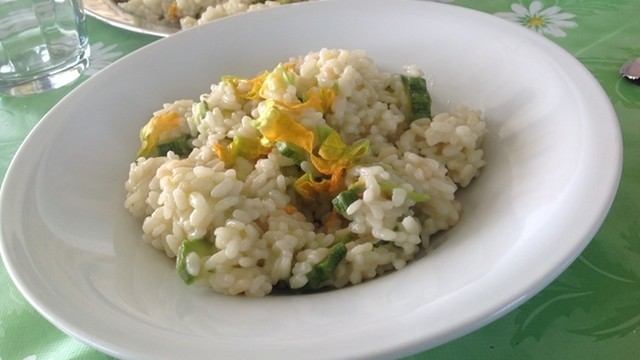 Weißes Risotto mit Zucchini