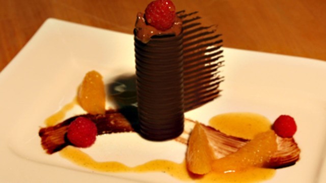 Gefüllte Chocolate-Canneloni mit Oliven-Chocolate-Mousse und eingelegten Gewürzorangen