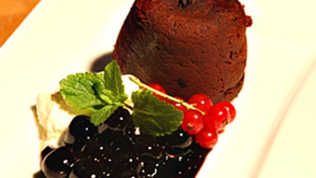 Geschmolzenes Schokoladensoufflé mit Sauerkirschen und Sahne