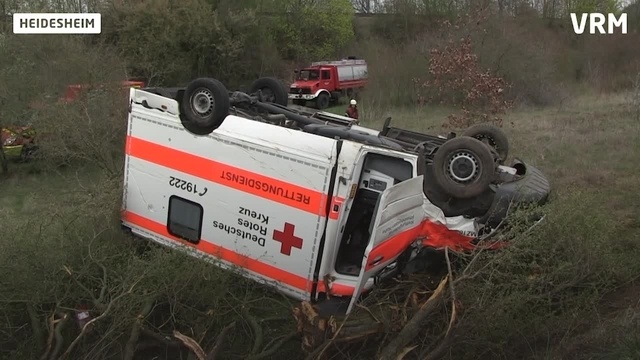 Heidesheim: Rettungswagen landet auf dem Dach