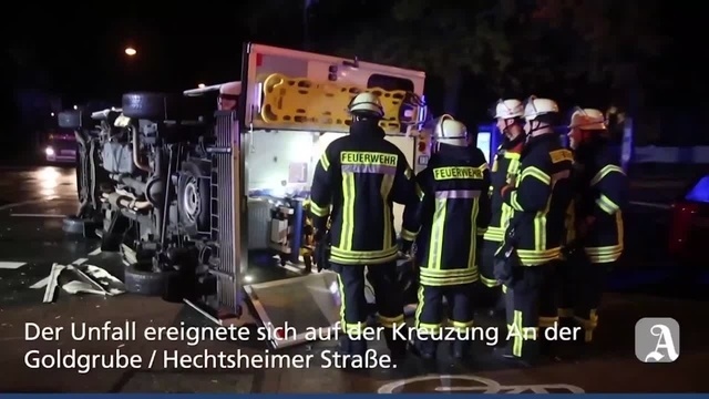 Mainz: Rettungswagen kippt bei Unfall um