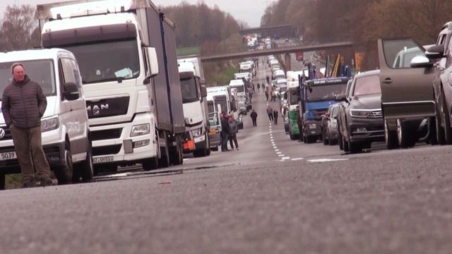 Stau nach schwerem Auffahrunfall auf B 49