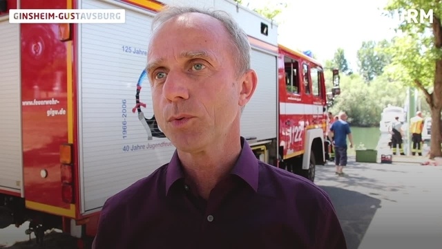 Transporter rollt in Ginsheim-Gustavsburg in den Rhein