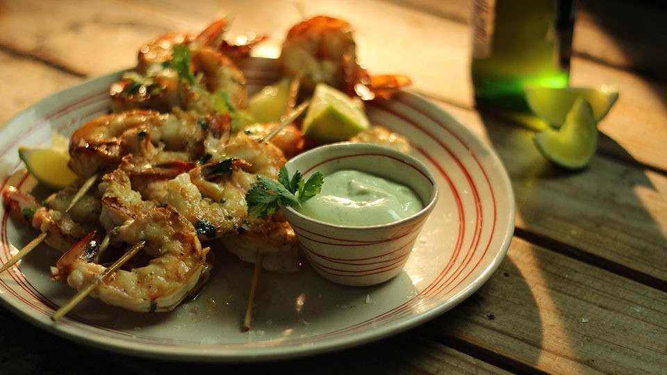 Bierbegossene Garnelen mit Basilikum-Limetten Mayonnaise