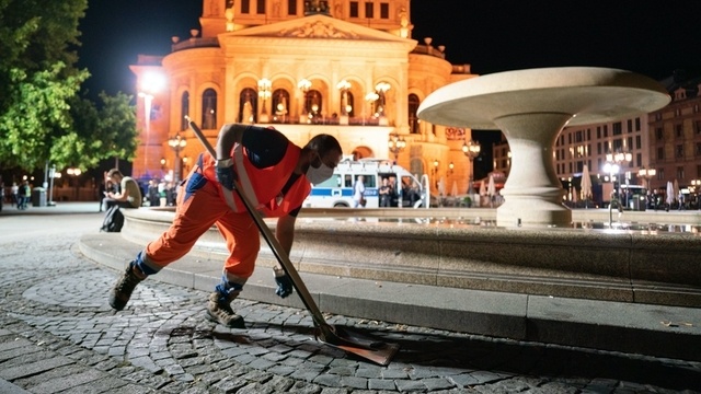 Sperrstunde: Räumung des Frankfurter Opernplatzes