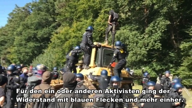 Aktivisten blockieren Planierraupe im Dannenröder Forst