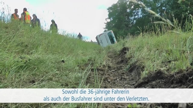 Linienbus voller Schüler kippt bei Mittenaar um