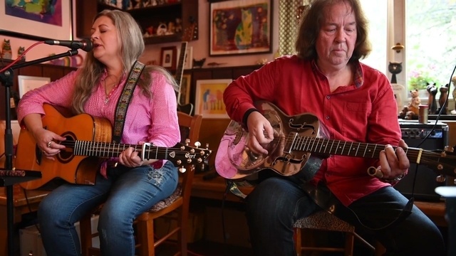 Fred & Val spielen beim Konzert in der Kneipe
