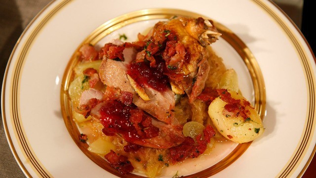 Fasanenbrust auf Champagnerkraut mit Weintrauben