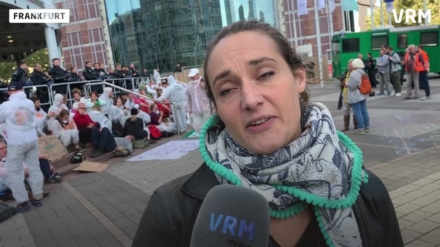 Mehrere hundert Aktivisten blockieren IAA