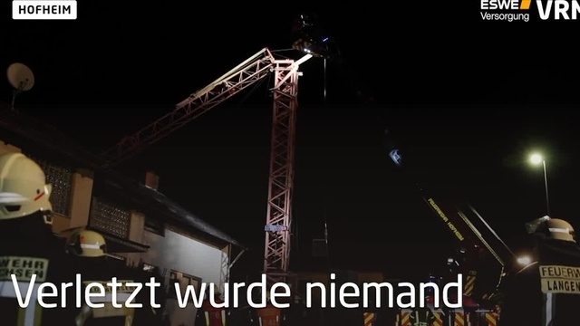 Baukran stürzt in Hofheim auf Wohnhaus