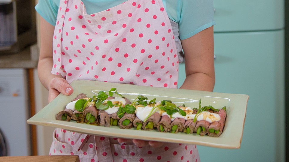 Spargel eingewickelt in Roast-Beef mit einer Meerrettich-Chantilly-Soße