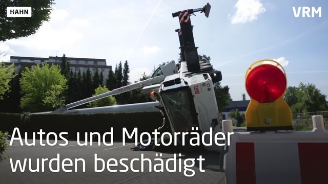 Hahn: 60 Tonnen schwerer Kran stürzt auf Parkplatz