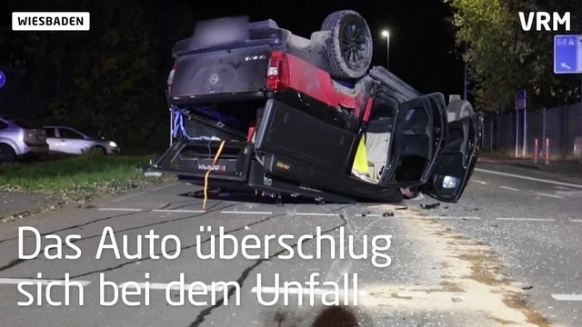 Unfall Mit Rettungswagen Auto Uberschlagt Sich